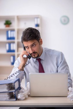 Reddedilmiş fikirler konseptinde genç bir erkek çalışan