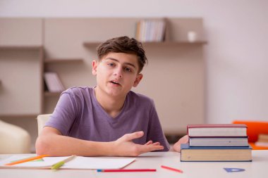 Öğrenci evde sınava hazırlanıyor.