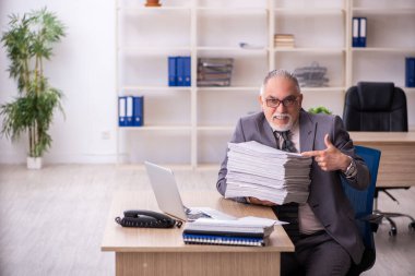 İş yerinde çalışan yaşlı bir erkek işçi.