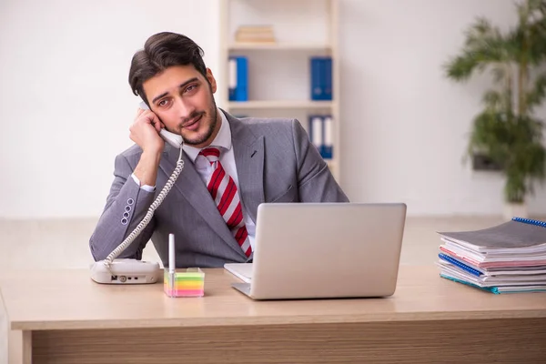 Jeune homme d'affaires employé travaillant dans le bureau — Photo