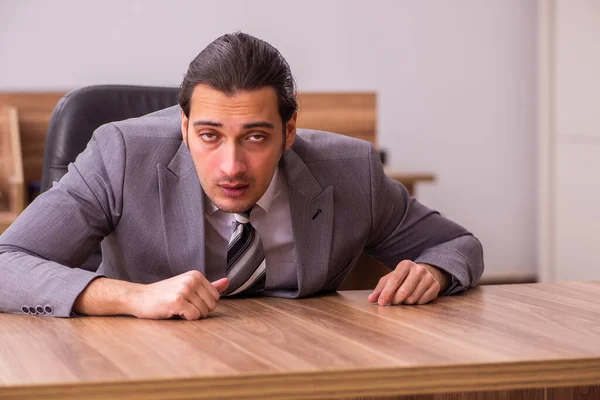 Молодий працівник бізнесмена сидить в офісі — стокове фото