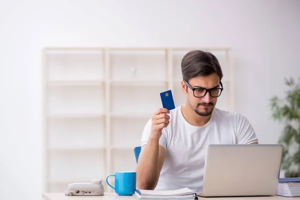 Jeune employé masculin dans le concept du commerce électronique — Photo