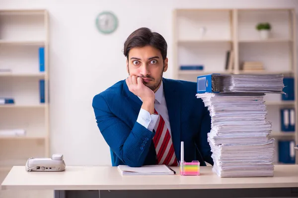 Jovem empresário empregado infeliz com excesso de trabalho no escritório — Fotografia de Stock