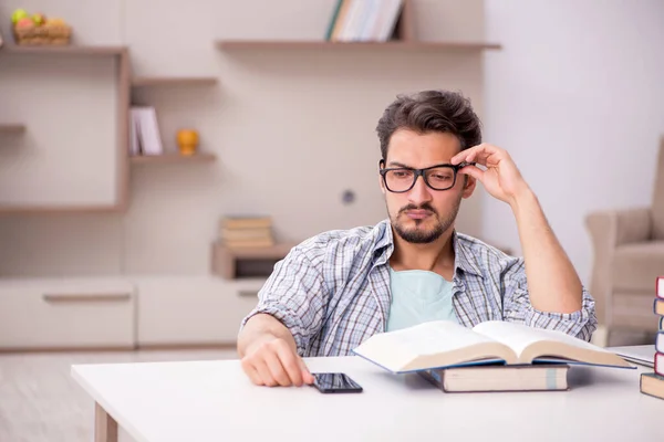 Jeune étudiant masculin se préparant aux examens à la maison — Photo