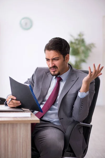 Joven empleado masculino que trabaja en la oficina — Foto de Stock