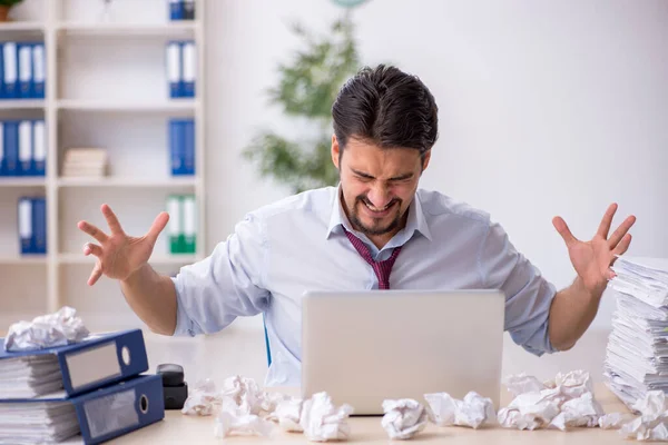 Joven empleado masculino en concepto de ideas rechazadas —  Fotos de Stock