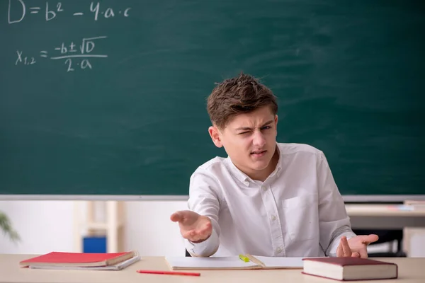 Schooljongen studeert wiskunde voor schoolbord — Stockfoto