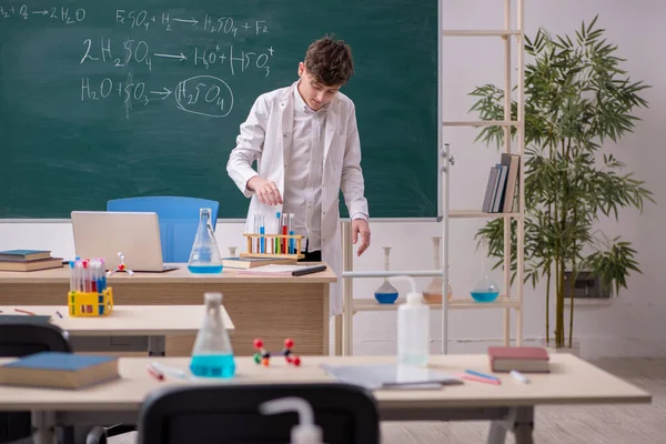 Iskolásfiú kémiát tanul az osztályteremben. — Stock Fotó