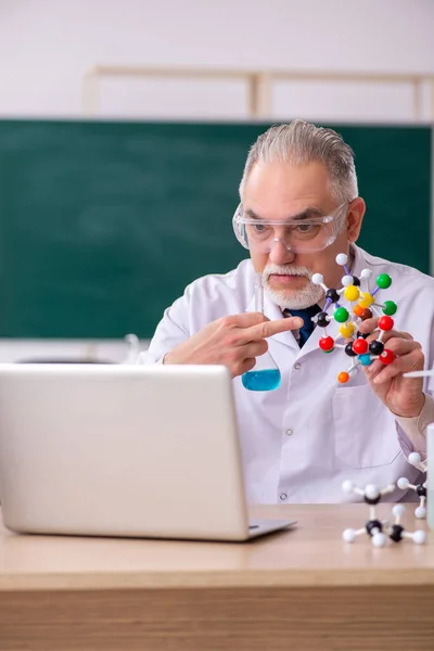 Vecchio insegnante di chimica maschile in classe — Foto Stock