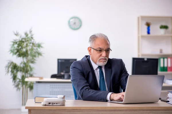 Alt männlich mitarbeiter working im die büro — Stockfoto