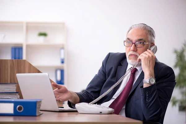 Vecchio dipendente maschio e troppo lavoro in ufficio — Foto Stock