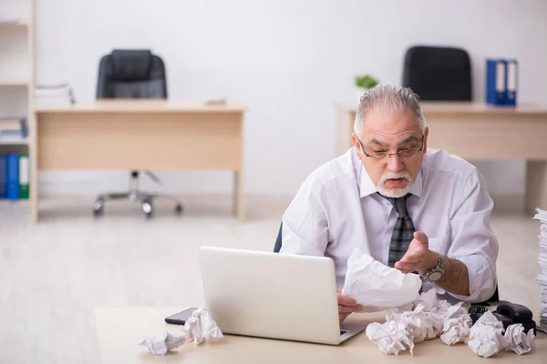 Starý muž zaměstnanec v konceptu brainstorming — Stock fotografie