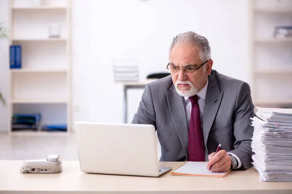 Alte männliche Angestellte und zu viel Arbeit im Büro — Stockfoto