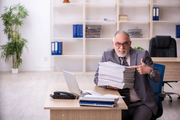 Vecchio dipendente di sesso maschile che lavora sul posto di lavoro — Foto Stock