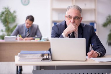 Ofiste çalışan iki erkek çalışan.