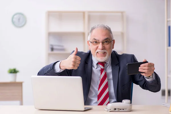 Viejo empleado que trabaja en la oficina —  Fotos de Stock