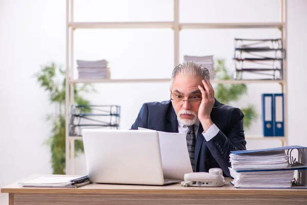 Velho funcionário masculino infeliz com excesso de trabalho no escritório — Fotografia de Stock