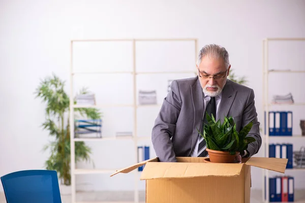 Velho empregado masculino em conceito de demissão — Fotografia de Stock