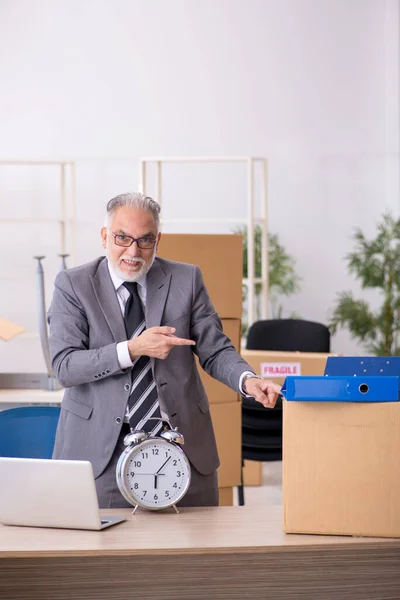 Velho empregado masculino no conceito de realocação — Fotografia de Stock
