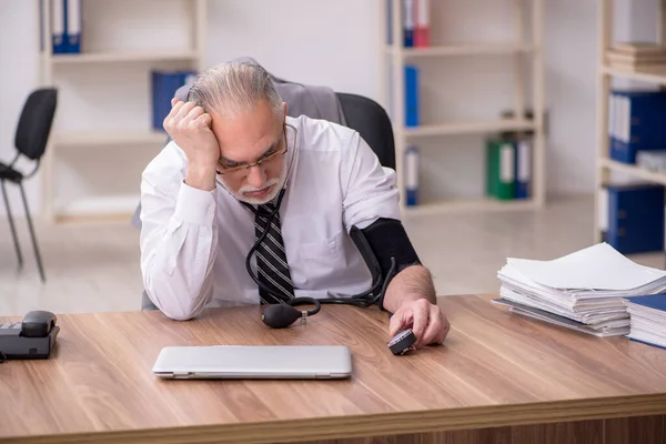 Ältere männliche Mitarbeiter leiden am Arbeitsplatz — Stockfoto