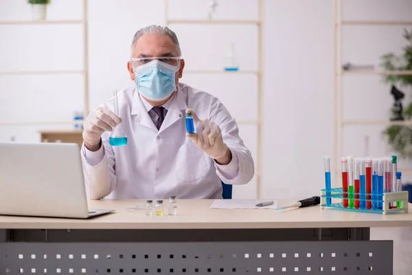 Παλιός άντρας χημικός που εργάζεται στο εργαστήριο κατά τη διάρκεια πανδημίας — Φωτογραφία Αρχείου