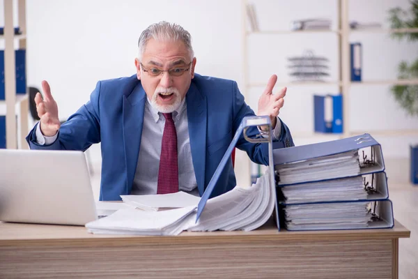 Vecchio dipendente maschio e troppo lavoro in ufficio — Foto Stock