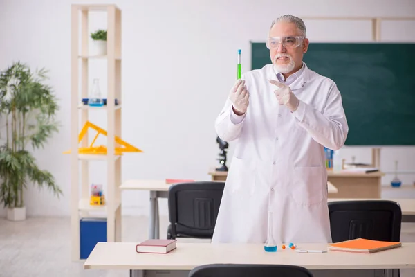 Gamla manliga kemilärare i klassrummet — Stockfoto