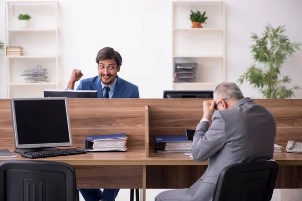 Deux employés masculins travaillant dans le bureau — Photo