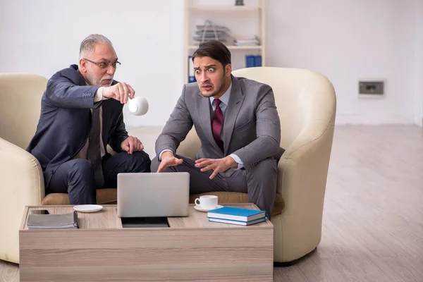 Zwei Geschäftsleute diskutieren Projekt am Arbeitsplatz — Stockfoto