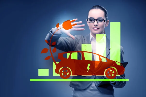 ビジネス女性がボタンを押すと電気自動車の概念 — ストック写真