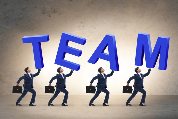 Teamwork-Konzept mit Menschen, die Teambriefe tragen — Stockfoto