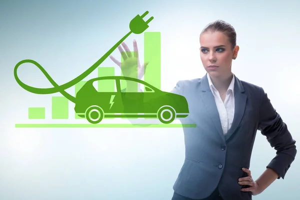 Ηλεκτρικό αυτοκίνητο έννοια με businesswomen πατώντας κουμπί — Φωτογραφία Αρχείου