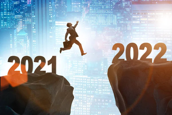 Чоловік стрибає з 2021 по 2022 рік — стокове фото
