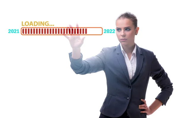 Empresaria presionando botón virtual con año 2022 — Foto de Stock