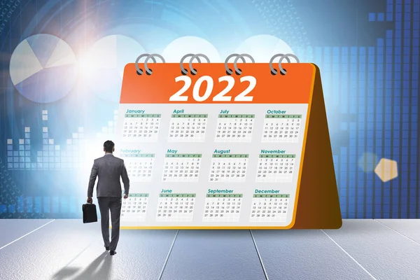 Empresário no conceito de calendário do ano 2022 — Fotografia de Stock