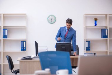 Ofiste çalışan genç bir erkek.