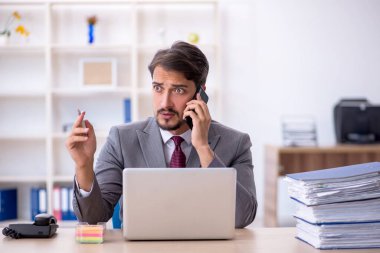 Ofiste çalışan genç bir erkek.