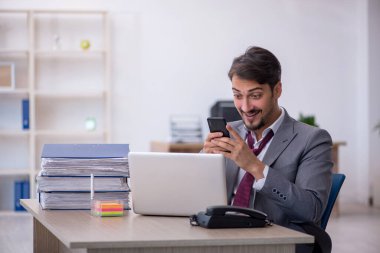 Ofiste çalışan genç bir erkek.