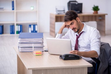 Ofiste çalışan genç bir erkek.