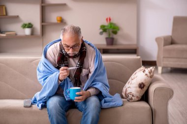 Yaşlı adam evde acı çekiyor.