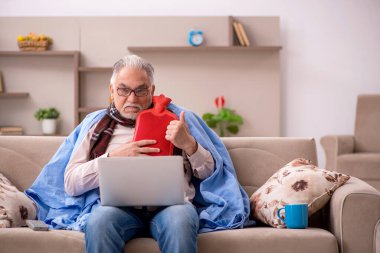 Yaşlı adam evde acı çekiyor.