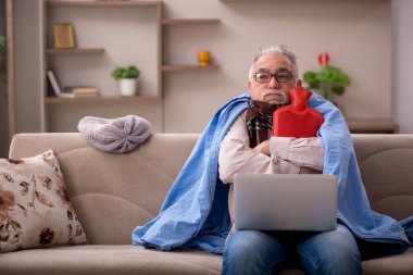 Yaşlı adam evde acı çekiyor.