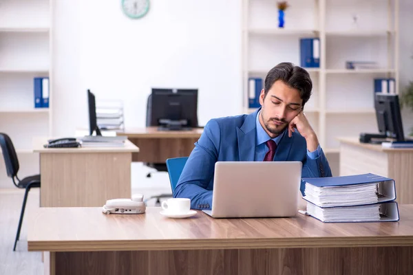 Jeune employé masculin travaillant au bureau — Photo