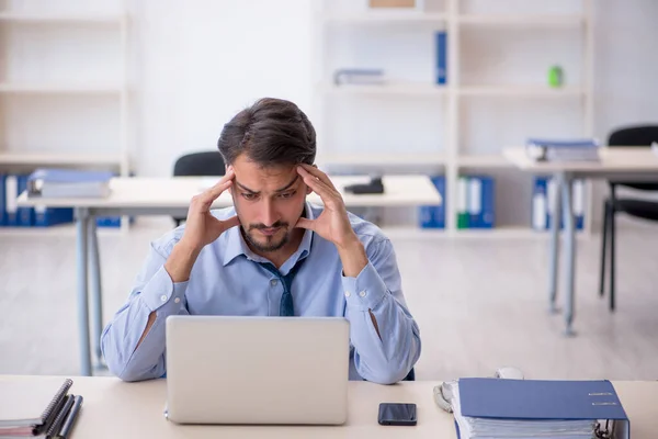 Jeune employé masculin travaillant au bureau — Photo