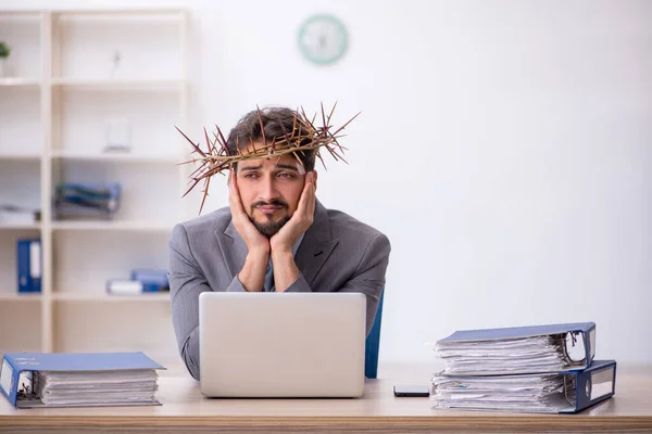 Jeune employé masculin portant une couronne piquante sur la tête — Photo