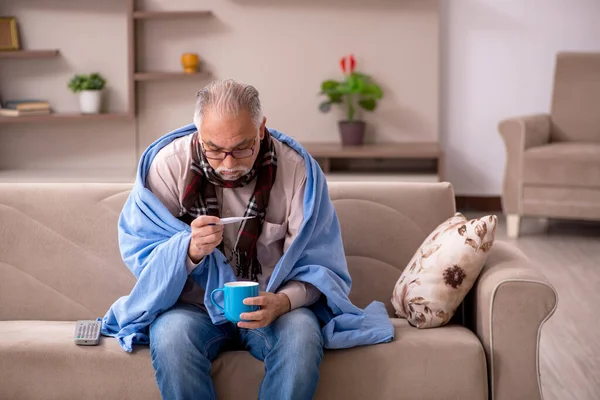 Yaşlı adam evde acı çekiyor.