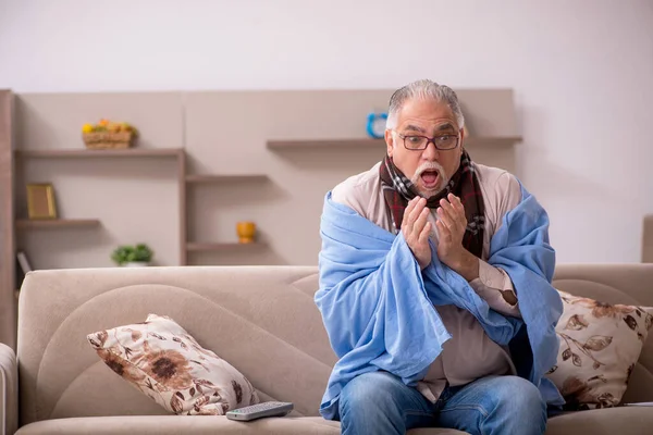 Gamle man som lider hemma — Stockfoto