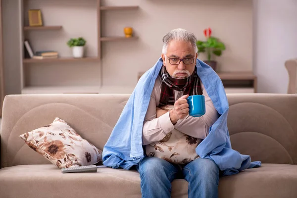 Yaşlı adam evde acı çekiyor.