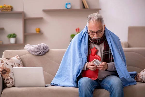 Yaşlı adam evde acı çekiyor.