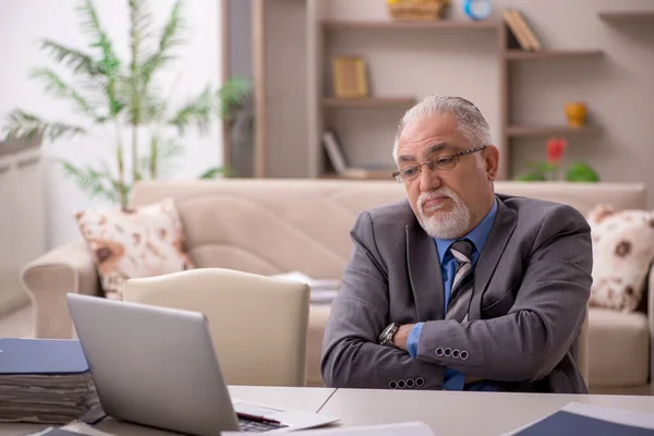 Old male employee working from home during pandemic — Stock Photo, Image